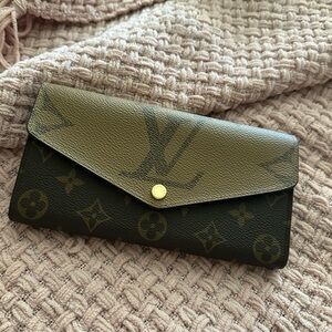 EUC Sarah Reverse Monogram wallet.  Giftable